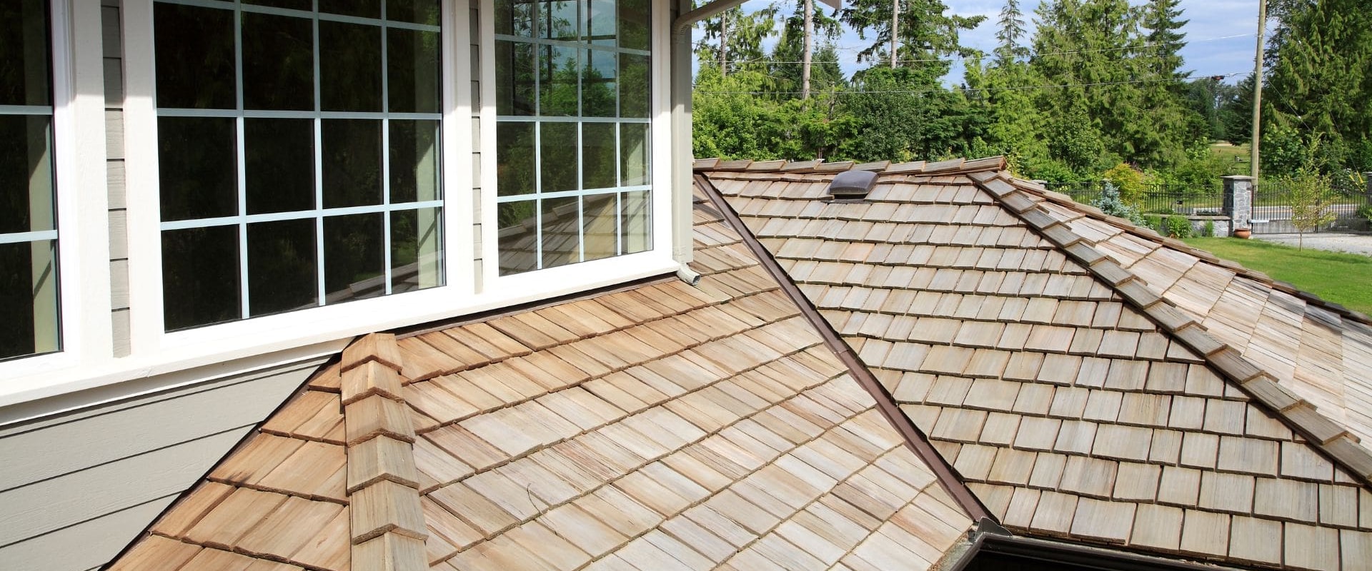 Exploring the Benefits and Drawbacks of Wood Roofing